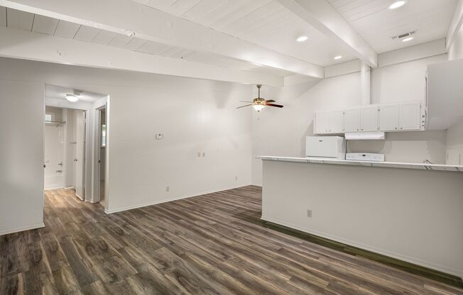 1 bed, 1 bath, 605 sqft, $1,300, Unit 44