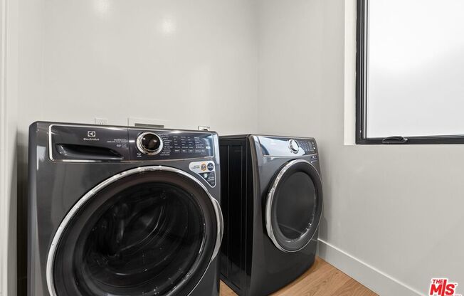 913 N BEVERLY GLN BLVD