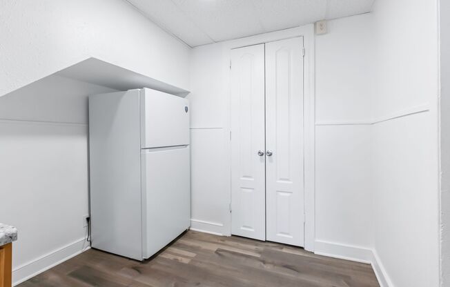 3 beds, 1 bath, $1,275, Unit Apt.1