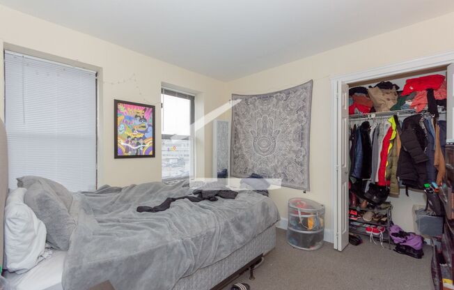 2 beds, 1 bath, $3,300, Unit 4B