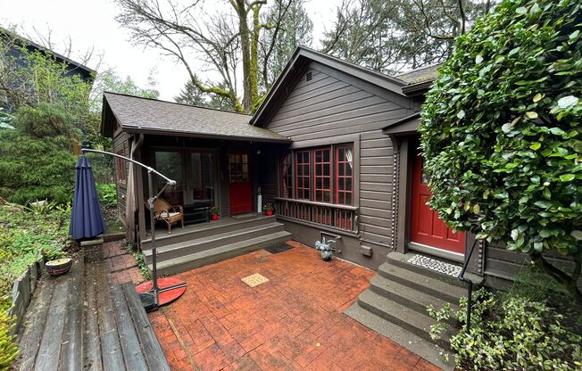Historic 2-Bedroom Home with Vintage Charm: A Nature Lover’s Retreat in the City!
