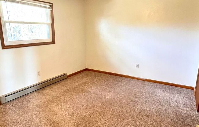 2 beds, 1 bath, 903 sqft, $1,170, Unit J-4