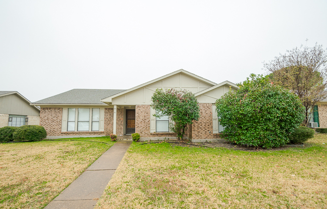 Beautifully crafted 3-2-2 in Plano! Laminate Wood Flooring Throughout!