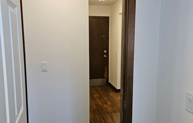 1 bed, 1 bath, 955 sqft, $1,195, Unit 33 - 205