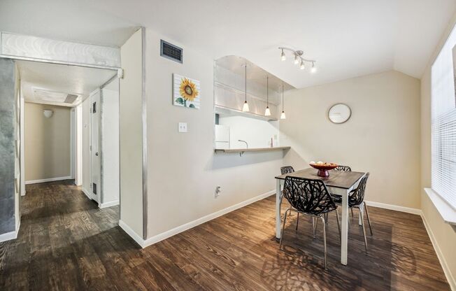 2 beds, 1 bath, 840 sqft, $1,269, Unit 0438