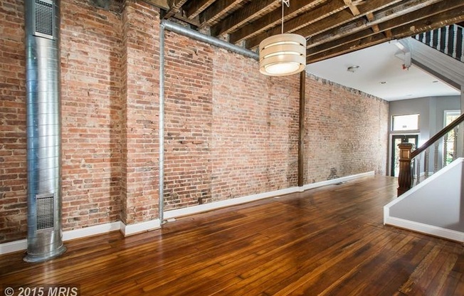 2025/2026 MICA off-campus 4bd/2.5ba in Bolton Hill w/ CAC & W/D! Available now!