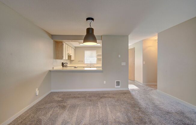 SALMON CREEK ~ WATERS EDGE CONDOS~ LARGE 2 Bd 2.5 Ba!