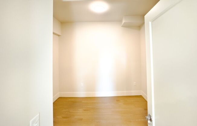 1 bed, 1 bath, $3,300, Unit 330