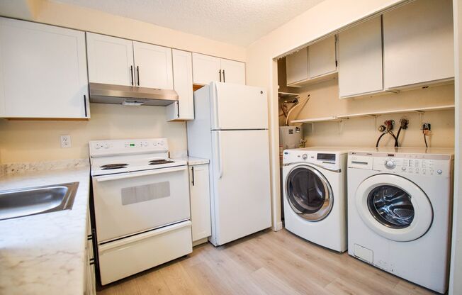 Newly Updated 2 BR Townhouse Apartment in SW Portland!