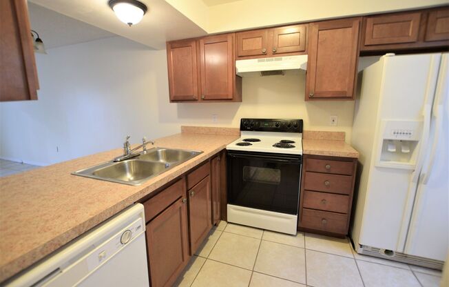 Lovely 2 Bedroom, 2 1/2 bath townhome in Orlando!
