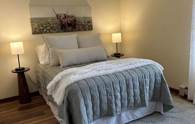 2 beds, 1 bath, $2,000, Unit 4-2557