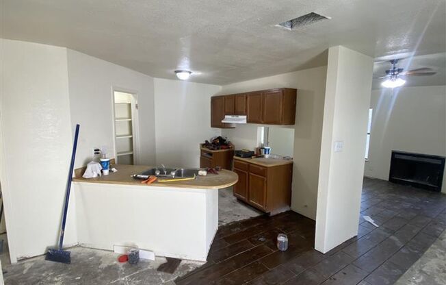 Cute 2/2 duplex with a garage