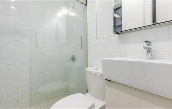 2 beds, 1 bath, $4,250, Unit 4E