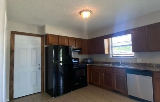 Great Duplex! Leasing Special!