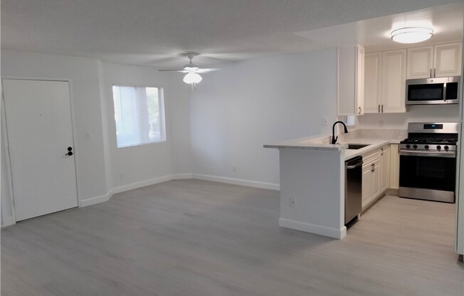 2 beds, 1 bath, 864 sqft, $2,450, Unit 13