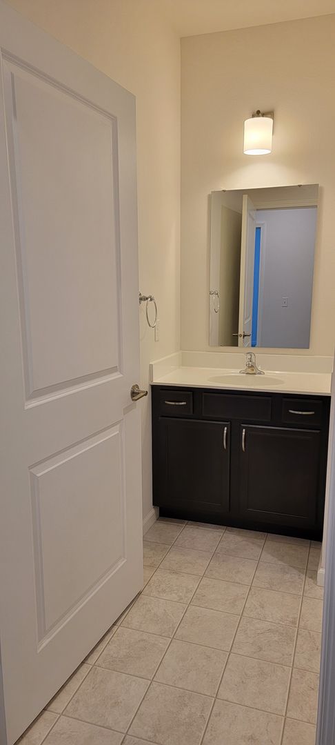 1 bed, 1 bath, 738 sqft, $1,175, Unit 323