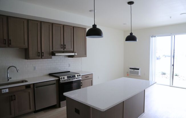 2 beds, 2 baths, 1,025 sqft, $1,550, Unit 104-450