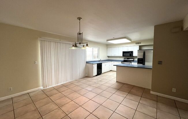 TOWNHOUSE 3 BEDROOM, 2.5 BATH