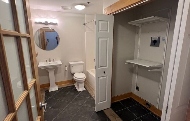 Studio, 1 bath, 442 sqft, $1,240, Unit 352