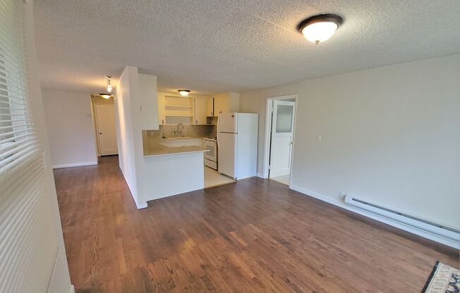 Available Charming 2BD, 1BA Shoreline Ridgecrest Cottage