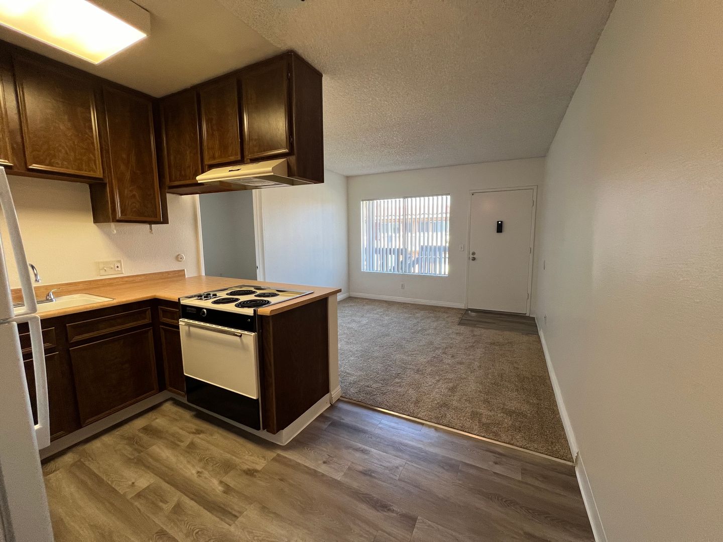 UPSTAIRS 1 BED 1 BATH w/ ONSITE LAUNDRY Ask about the rent special!!