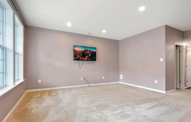3 Level END UNIT townhouse in Market Square available before the new school year!