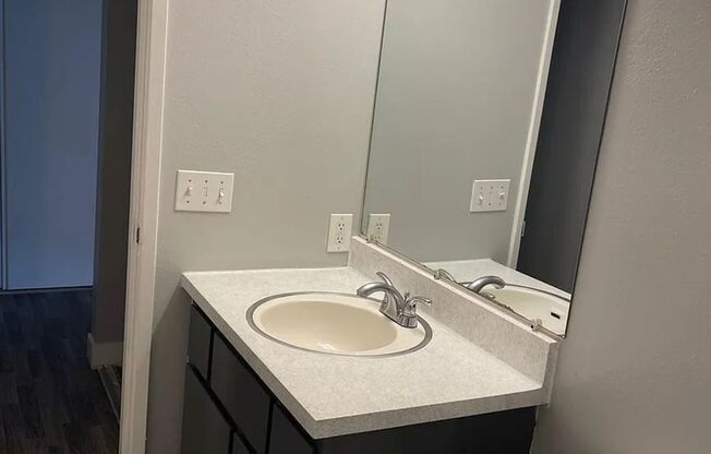 1 bed, 1 bath, 700 sqft, $1,295, Unit B - 202