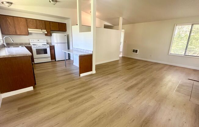 Lake Oswego Refreshed 2nd Story 2 bed/1 bath Condo- W/S/G Included