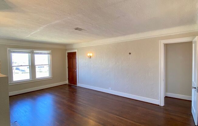 2 bed/1 bath Upstairs Duplex with Private Balcony