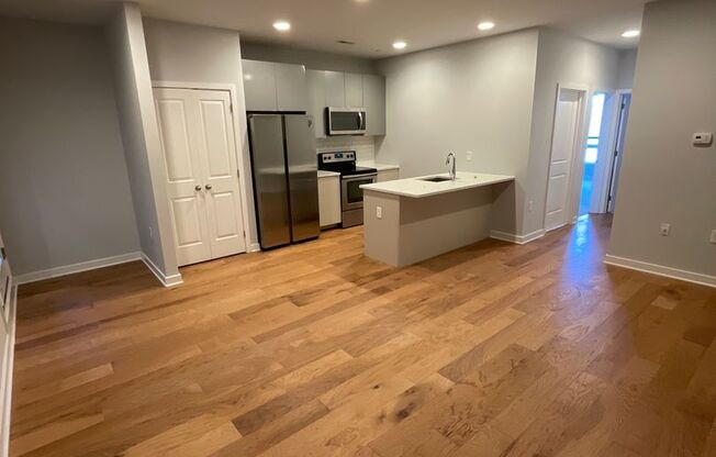 2 beds, 1 bath, 802 sqft, $1,695, Unit Unit 14