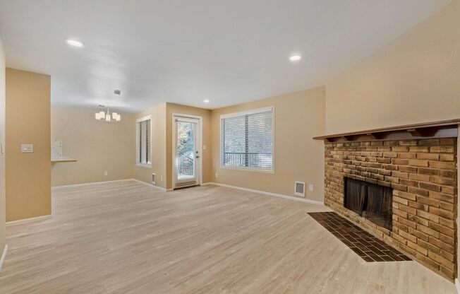 Spacious 3 Bed 2 Bath Kirkland Condo w/ Community Pool and Sauna!