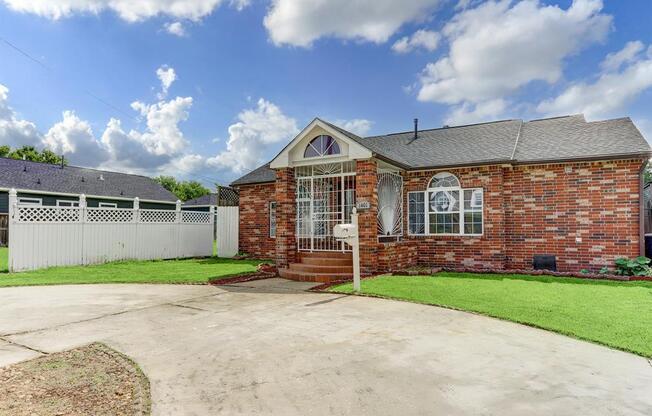 1401 DES JARDINES ST