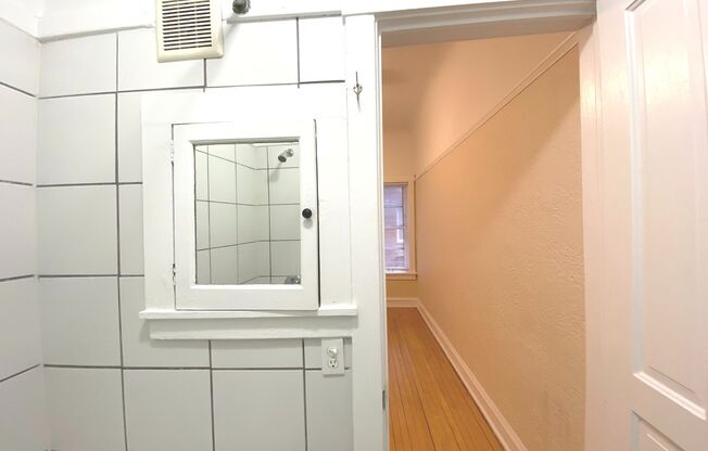 1 bed, 1 bath, $995, Unit 12