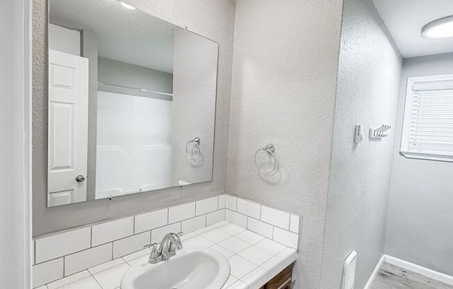 2 beds, 1 bath, 1,000 sqft, $1,650, Unit PDRey563