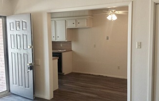 2 beds, 1 bath, 762 sqft, $750, Unit B