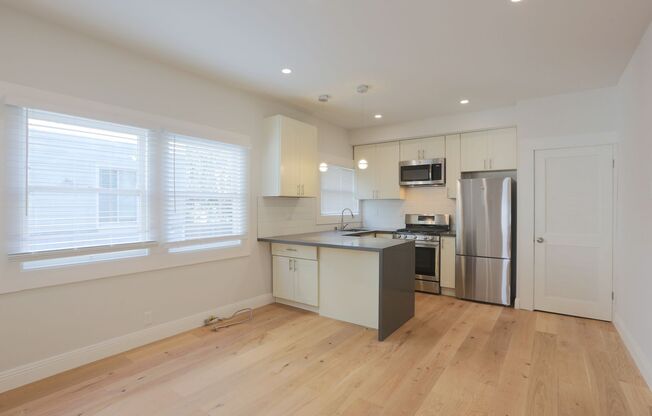 OPEN HOUSE: Sunday (7/13) 2:30pm-3:00pm. Renovated 1BR/1BA on the west side of Lake Merritt, Shared Laundry, Small pets considered (1568 Madison #2)