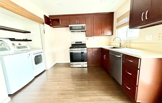 2 beds, 1.5 baths, 982 sqft, $2,750, Unit B