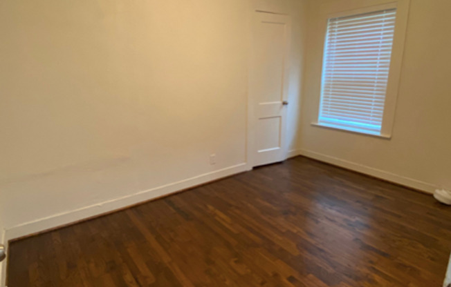 Cute 2 bed/1 bath House Steps Away from Park