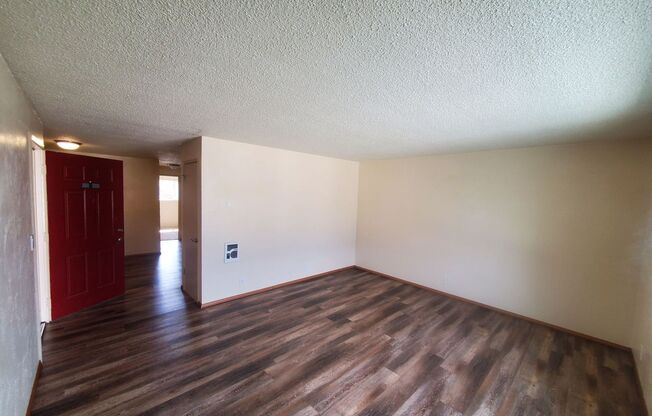 2 Bedroom 1 Bathroom Close to Owens Rose Garden!