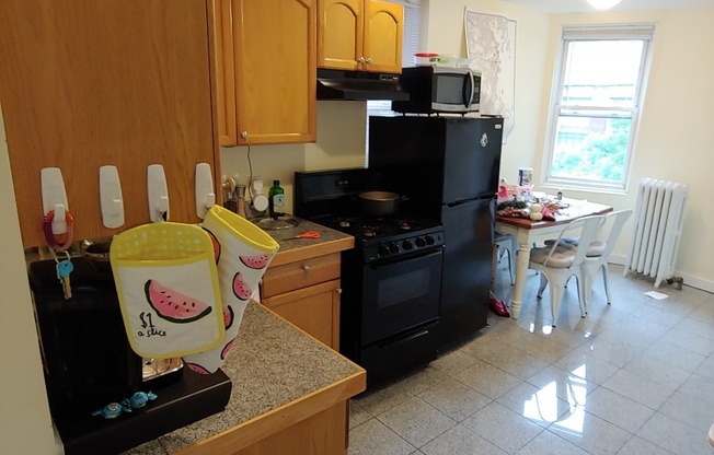 2 beds, 1 bath, $3,500, Unit 10