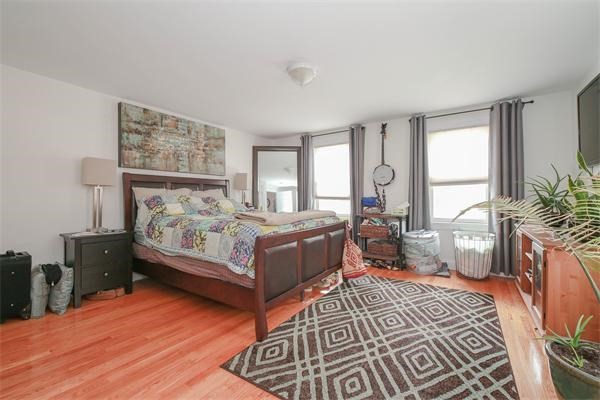 3 beds, 1 bath, 1,390 sqft, $3,100, Unit 2