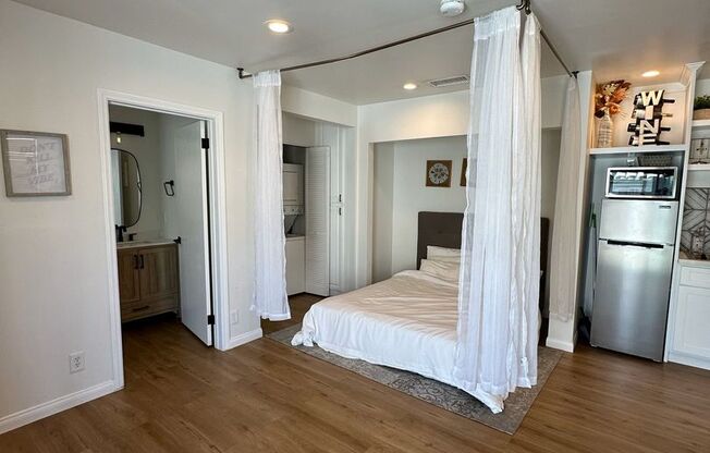 Fully Furnished Studio in the heart of Los Angeles, CA with Washer and Dryer! Short term rentals welcomed!