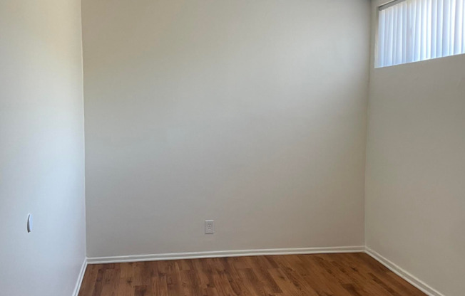 Spacious 3 bedroom unit located in Canoga Park! MOVE IN READY