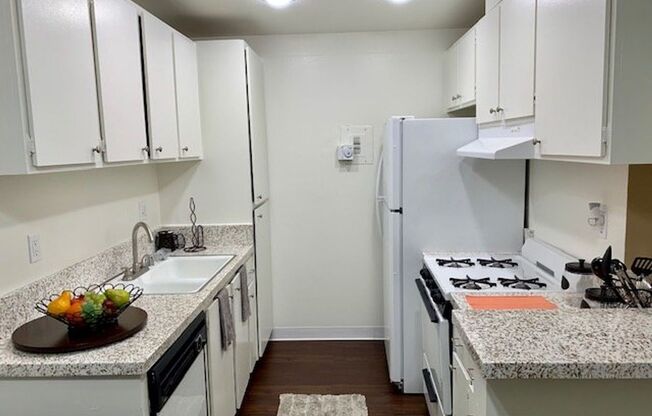 1 bed, 1 bath, 700 sqft, $2,000, Unit 438