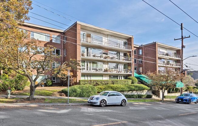 Walk to all that Downtown Queen Anne Offers!
