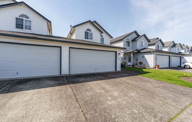 Comfortable 3-Bedroom Townhouse with A/C, Washer & Dryer, and Attached Garage
