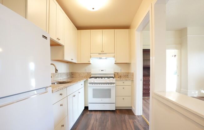 1 bed, 1 bath, $1,850, Unit York St., 744