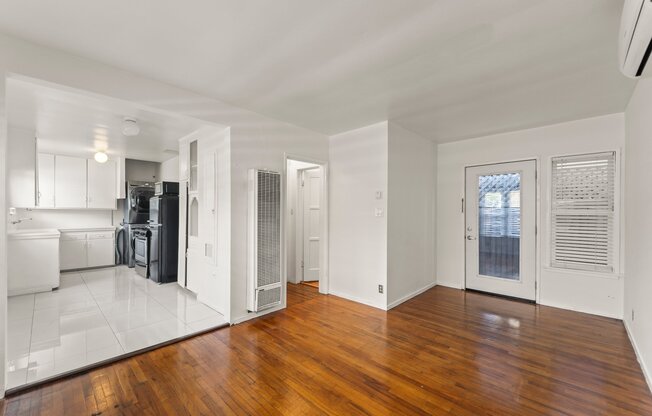 425 1/2 VENICE WAY