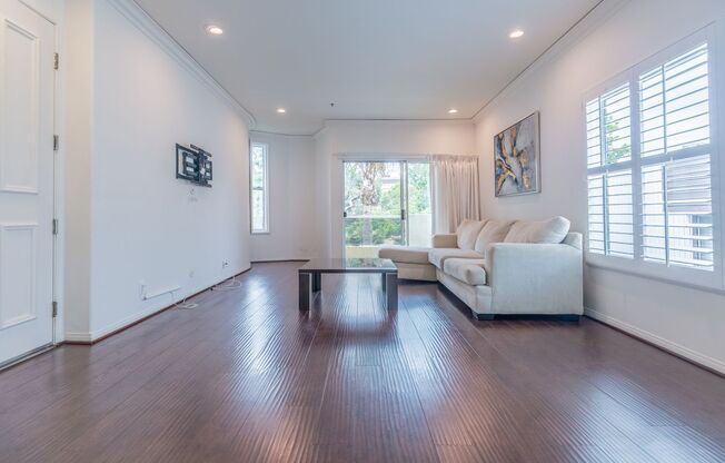 Highly Desireble Beverly Hills Condo