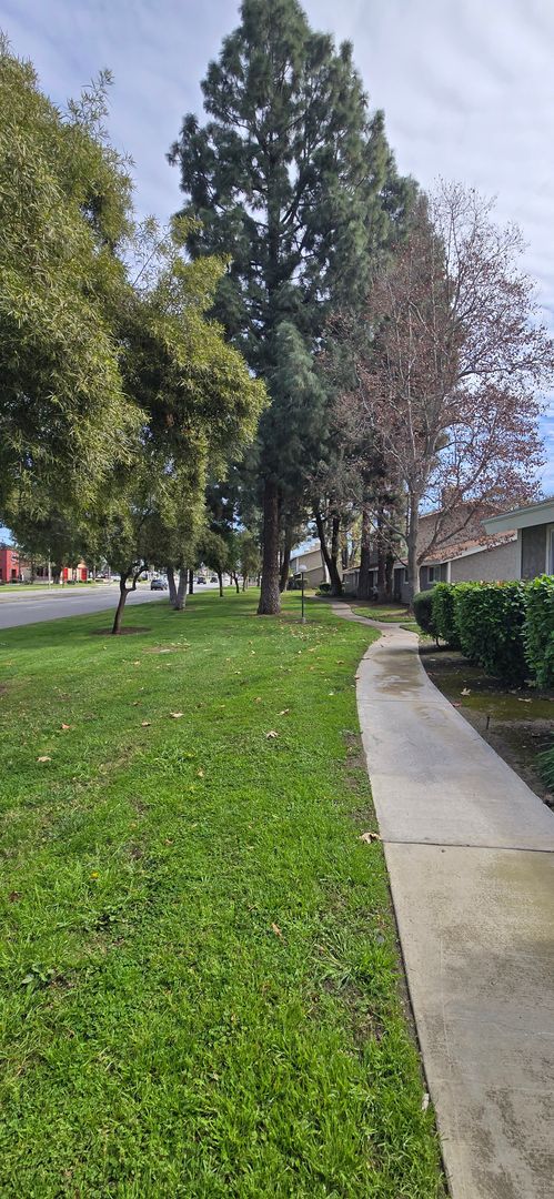 Beautifully Maintained & Convenient Townhome